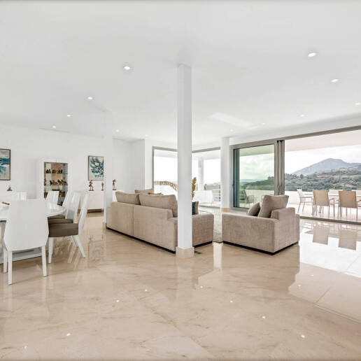 Superbe nouvelle villa contemporaine à Los Arqueros avec vue sur la mer et le golf