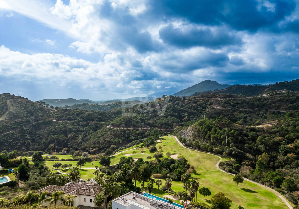 Impresionante nueva villa contemporánea en Los Arqueros con vistas al mar y al golf