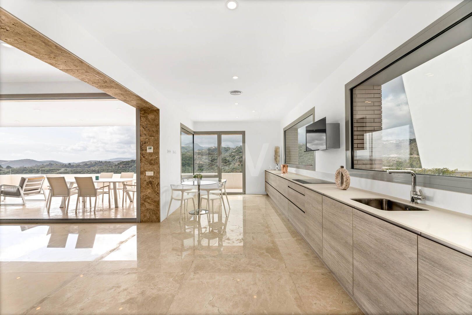 Fantastisk ny modern villa i Los Arqueros med havs- och golfutsikt