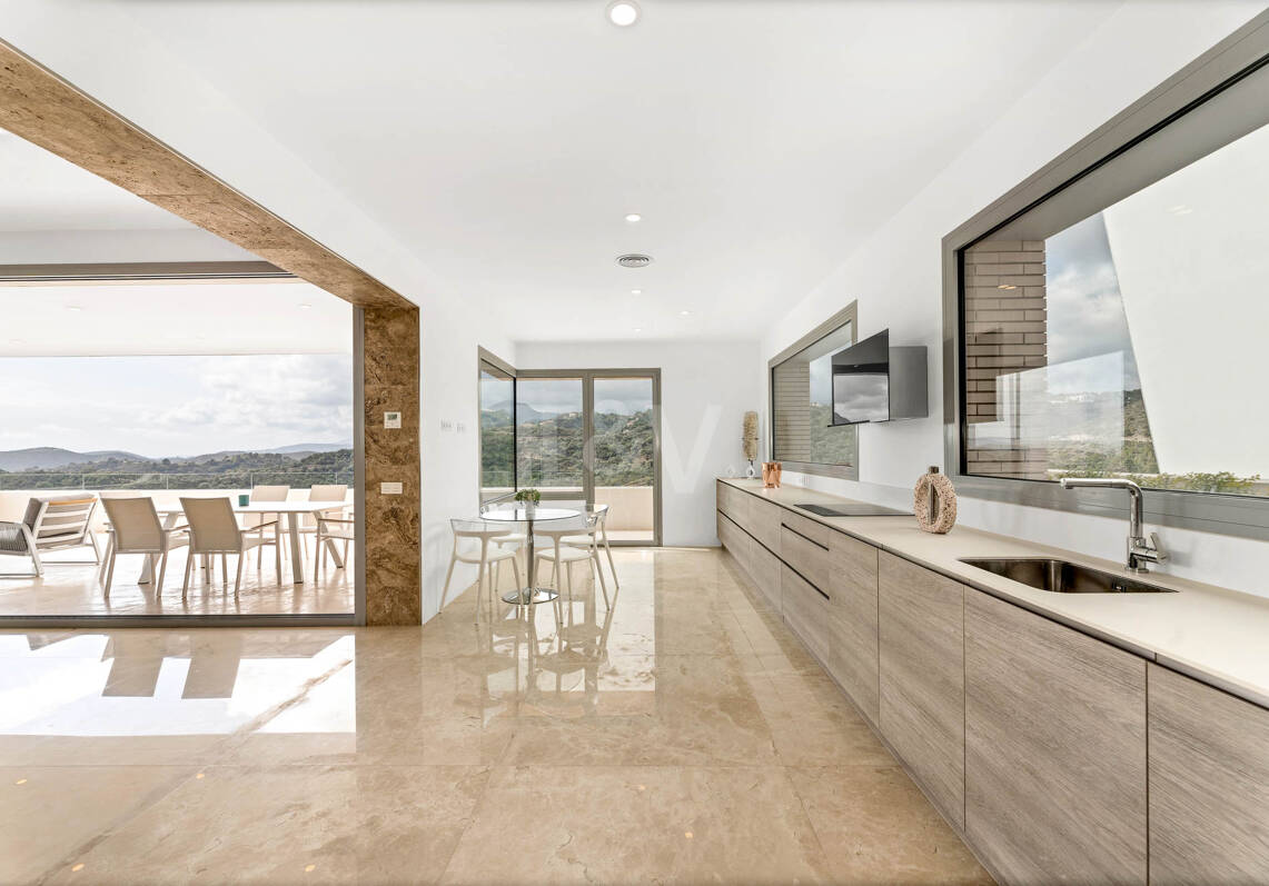 Impresionante nueva villa contemporánea en Los Arqueros con vistas al mar y al golf