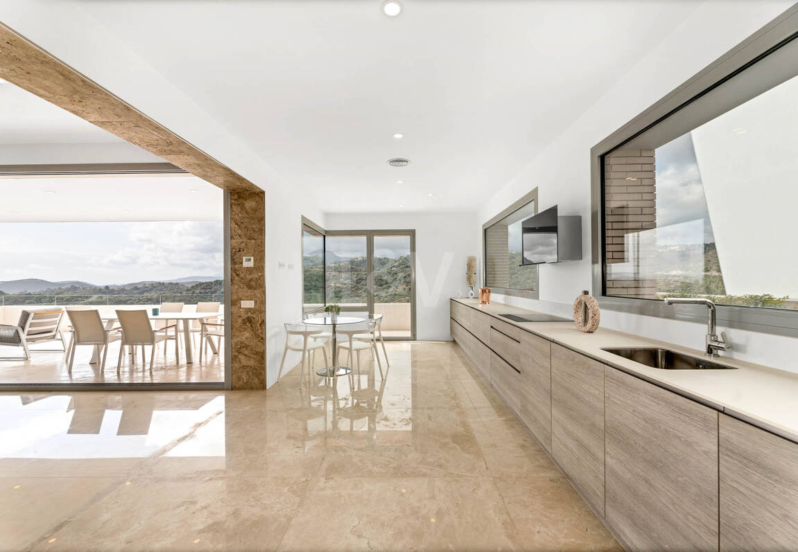 Fantastisk ny modern villa i Los Arqueros med havs- och golfutsikt