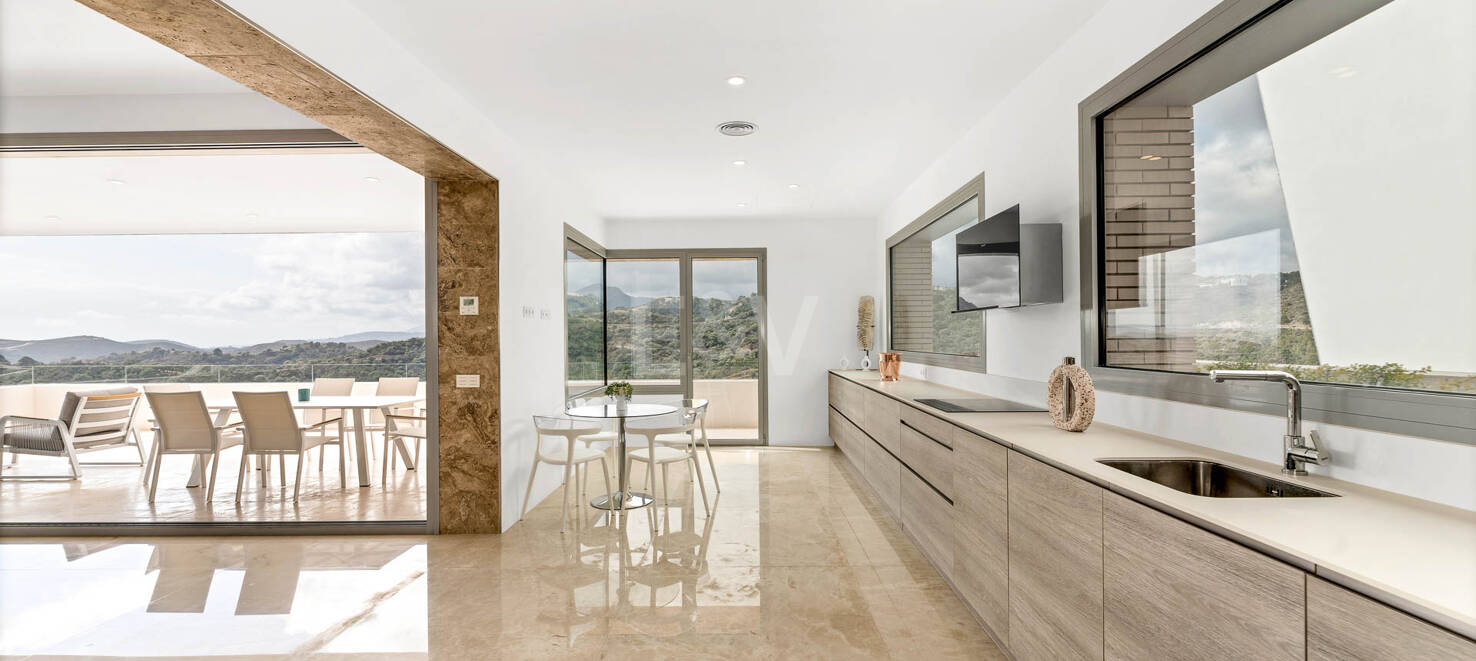 Superbe nouvelle villa contemporaine à Los Arqueros avec vue sur la mer et le golf
