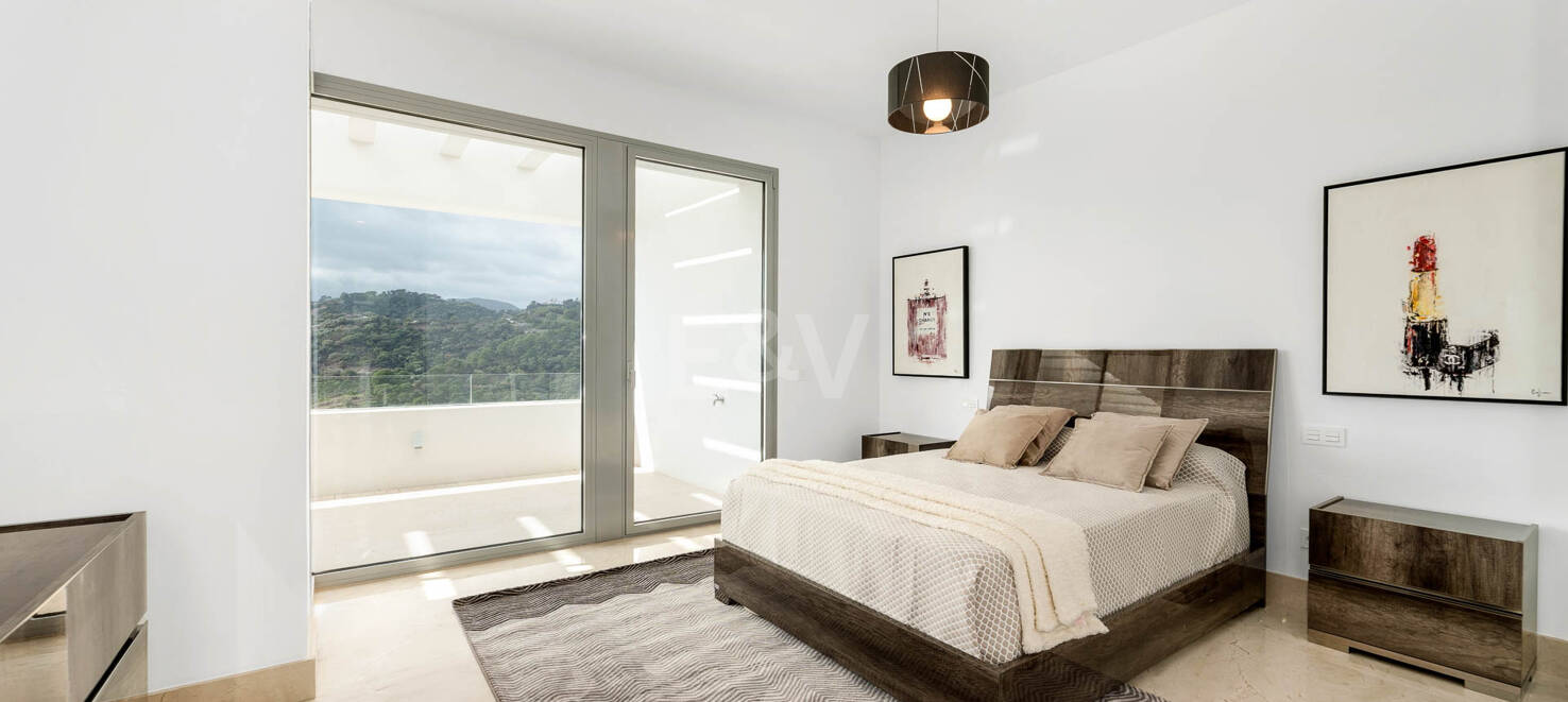 Superbe nouvelle villa contemporaine à Los Arqueros avec vue sur la mer et le golf