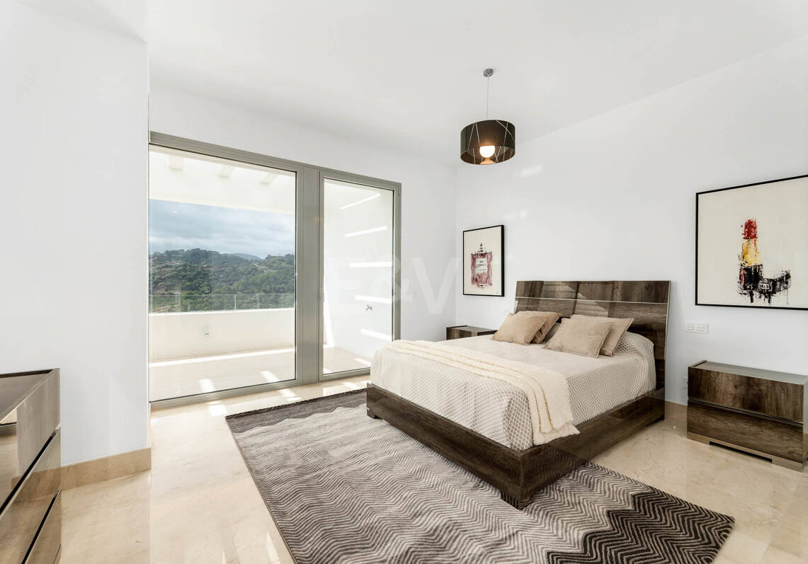 Impresionante nueva villa contemporánea en Los Arqueros con vistas al mar y al golf