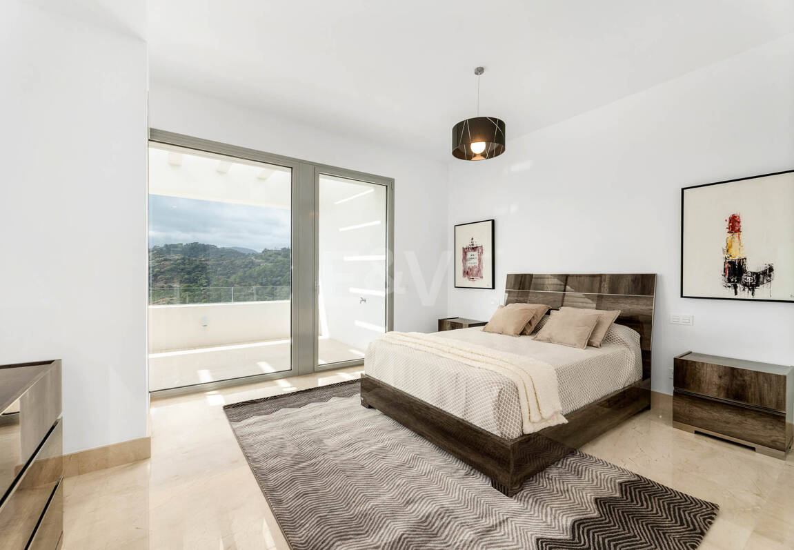 Fantastisk ny modern villa i Los Arqueros med havs- och golfutsikt