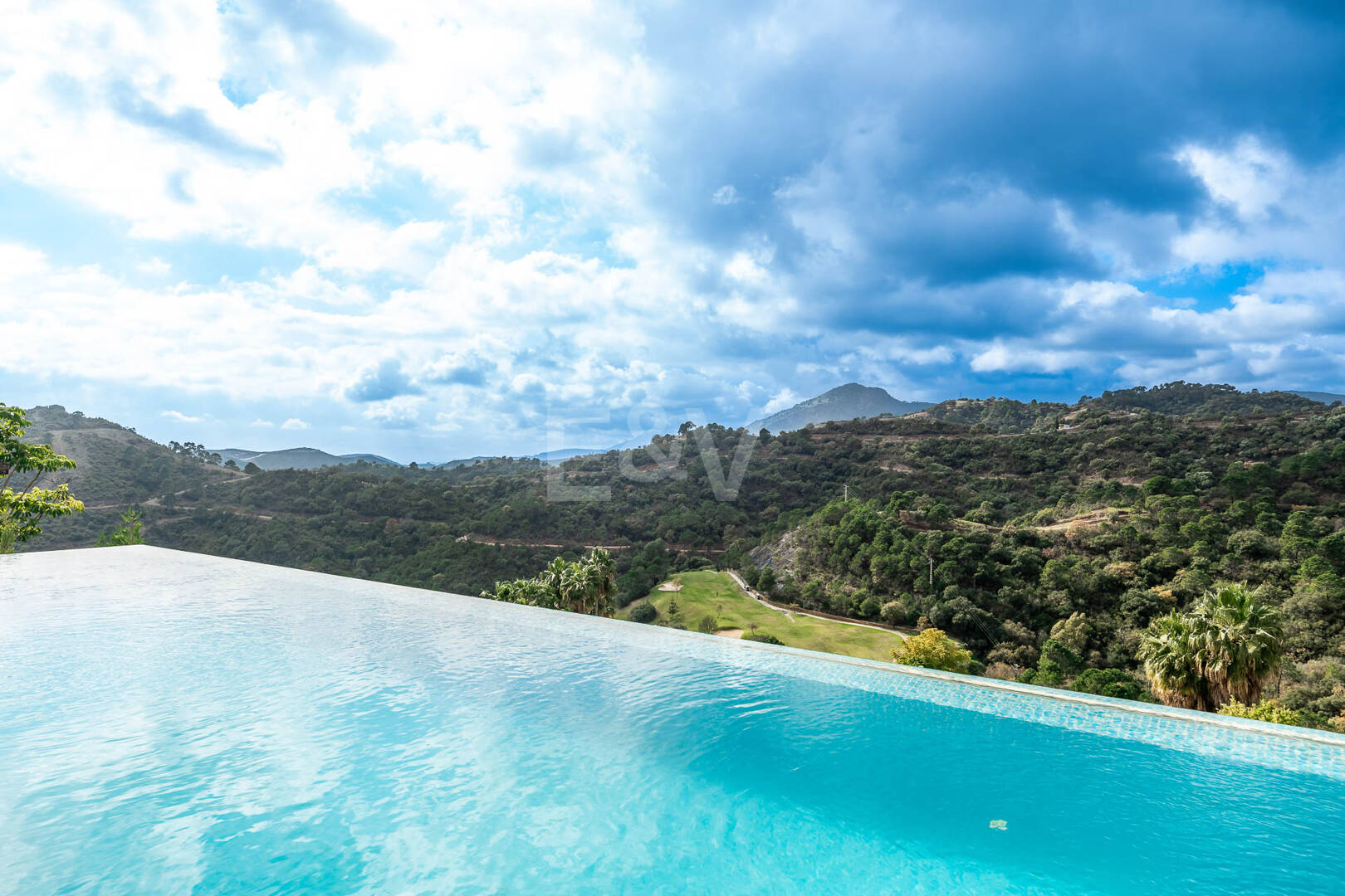 Fantastisk ny modern villa i Los Arqueros med havs- och golfutsikt