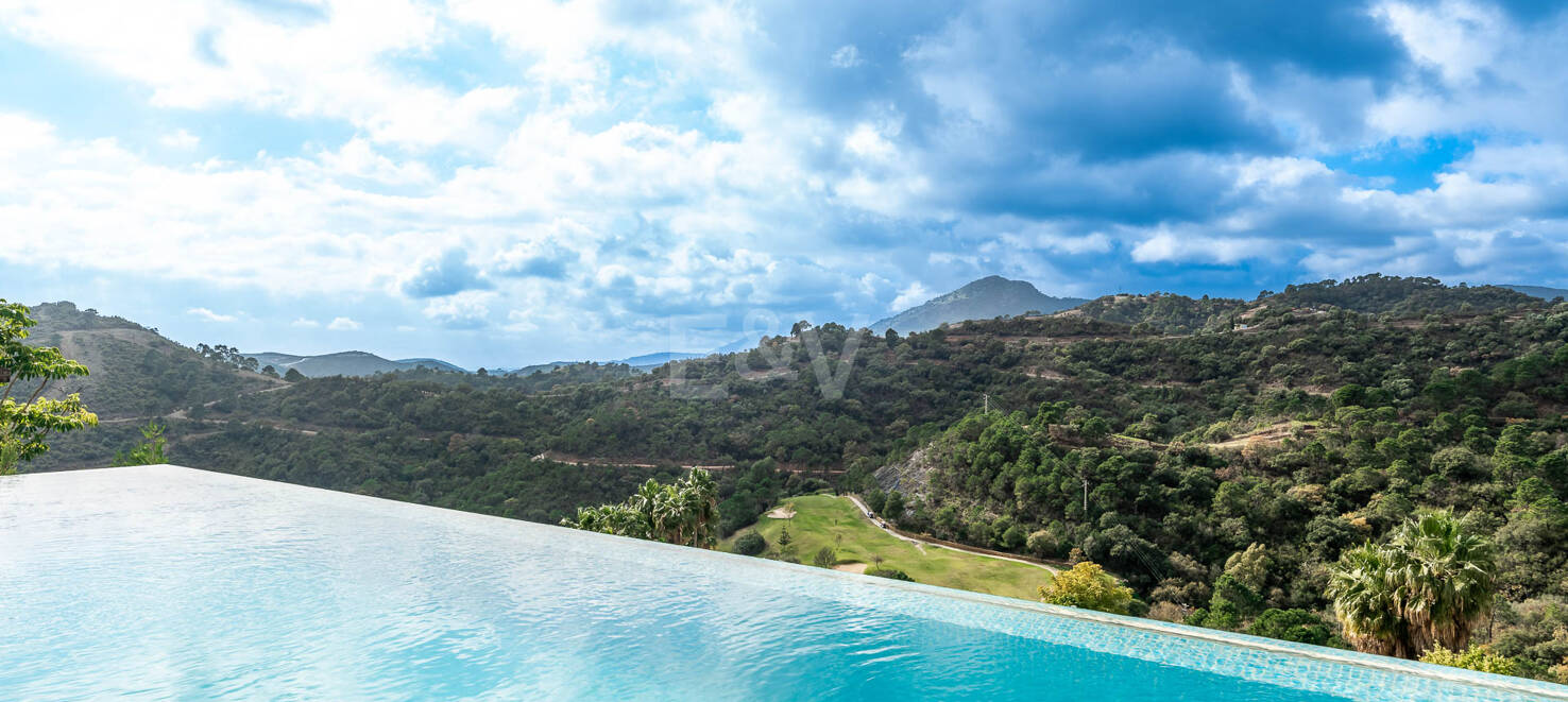 Superbe nouvelle villa contemporaine à Los Arqueros avec vue sur la mer et le golf