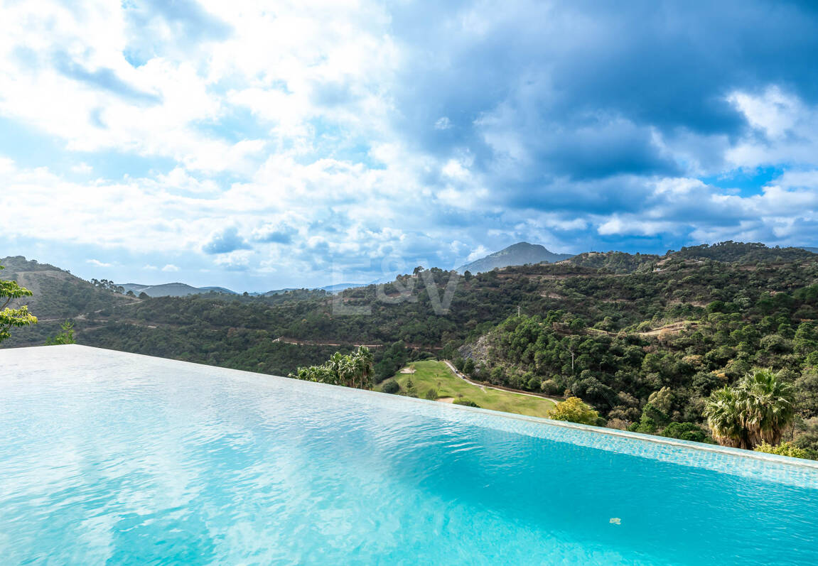 Fantastisk ny modern villa i Los Arqueros med havs- och golfutsikt