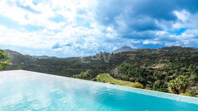 Fantastisk ny modern villa i Los Arqueros med havs- och golfutsikt