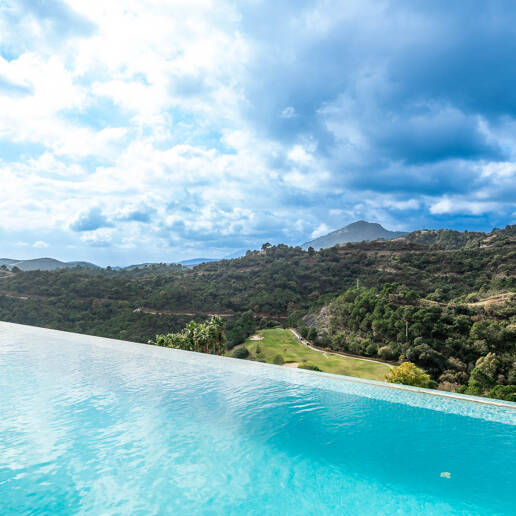 Superbe nouvelle villa contemporaine à Los Arqueros avec vue sur la mer et le golf