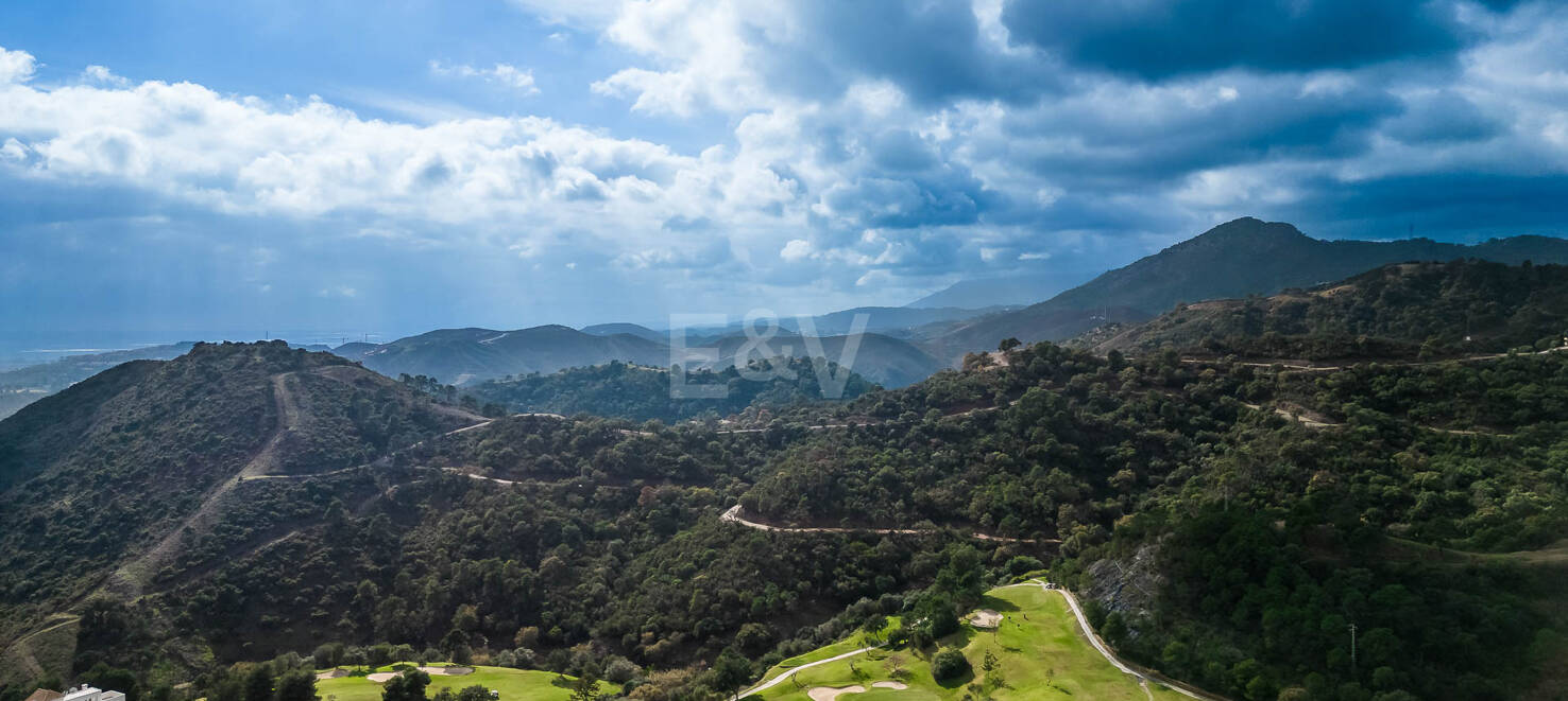 Superbe nouvelle villa contemporaine à Los Arqueros avec vue sur la mer et le golf