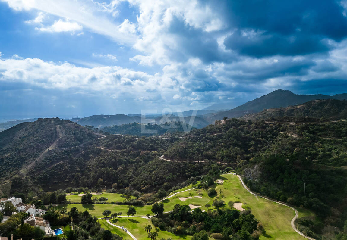 Fantastisk ny modern villa i Los Arqueros med havs- och golfutsikt