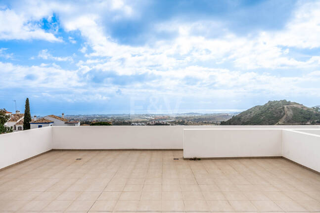 Fantastisk ny modern villa i Los Arqueros med havs- och golfutsikt