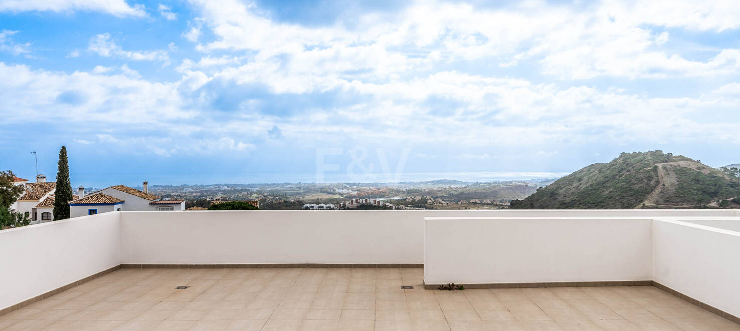 Superbe nouvelle villa contemporaine à Los Arqueros avec vue sur la mer et le golf