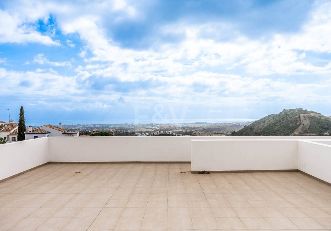 Impresionante nueva villa contemporánea en Los Arqueros con vistas al mar y al golf