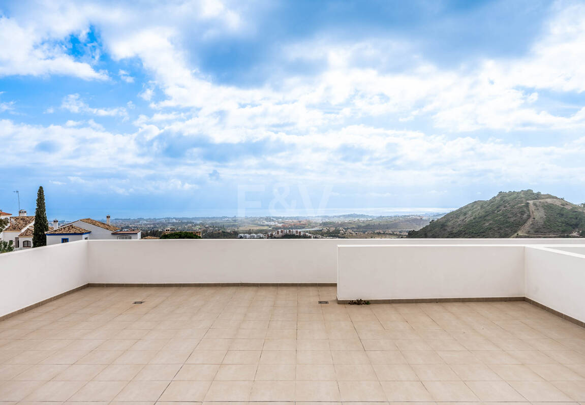 Fantastisk ny modern villa i Los Arqueros med havs- och golfutsikt