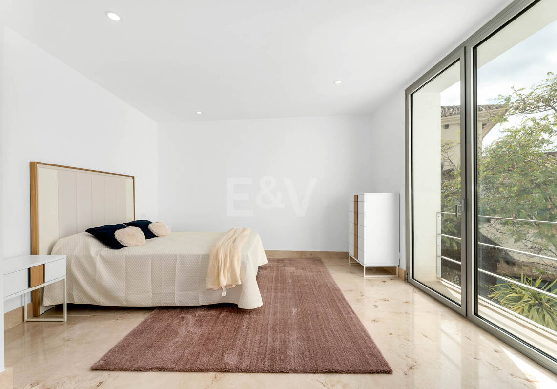 Impresionante nueva villa contemporánea en Los Arqueros con vistas al mar y al golf