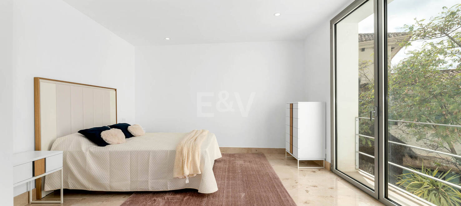 Superbe nouvelle villa contemporaine à Los Arqueros avec vue sur la mer et le golf