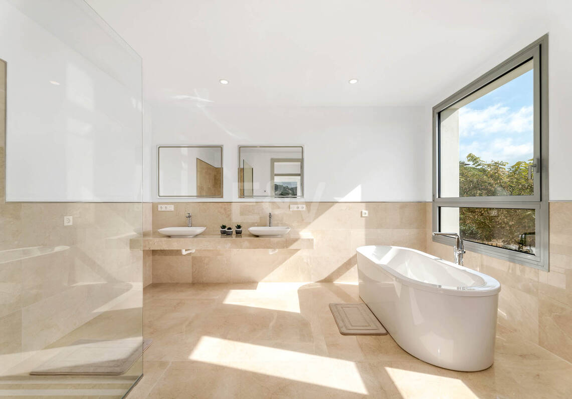 Impresionante nueva villa contemporánea en Los Arqueros con vistas al mar y al golf