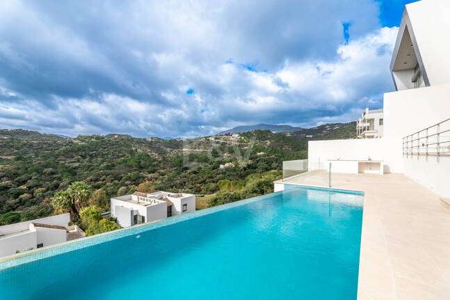 Fantastisk ny modern villa i Los Arqueros med havs- och golfutsikt