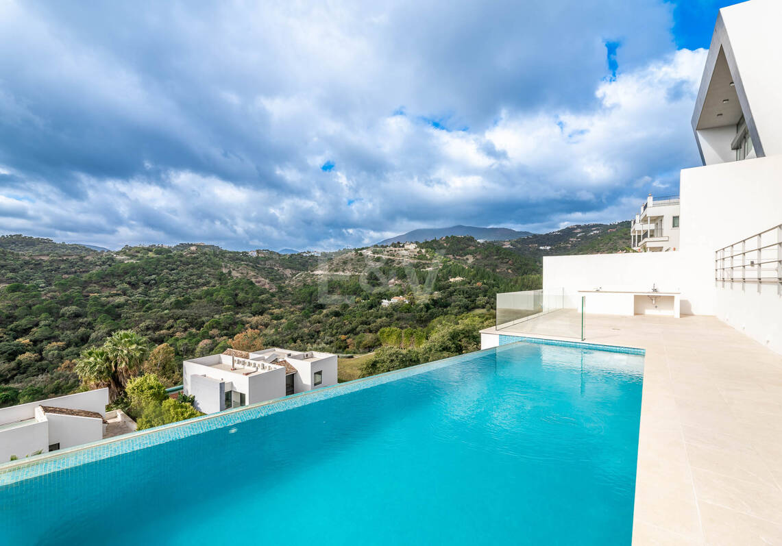 Impresionante nueva villa contemporánea en Los Arqueros con vistas al mar y al golf
