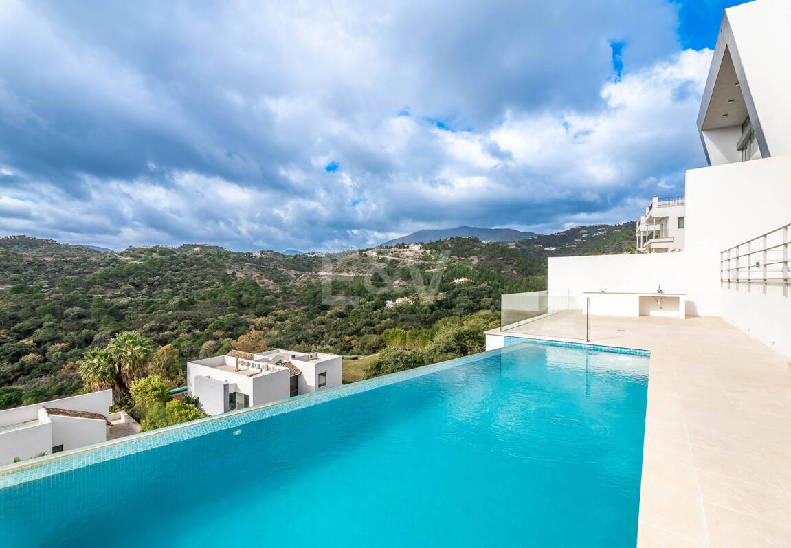 Fantastisk ny modern villa i Los Arqueros med havs- och golfutsikt