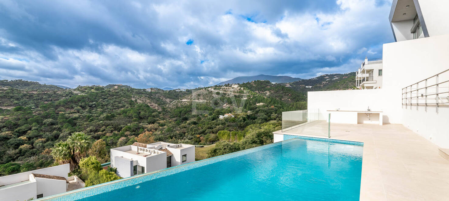 Superbe nouvelle villa contemporaine à Los Arqueros avec vue sur la mer et le golf
