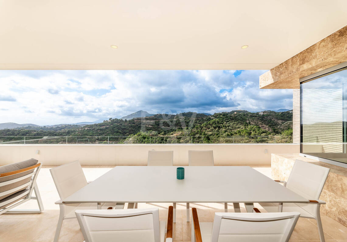 Impresionante nueva villa contemporánea en Los Arqueros con vistas al mar y al golf