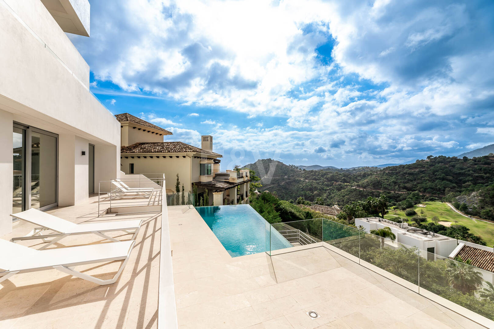 Fantastisk ny modern villa i Los Arqueros med havs- och golfutsikt