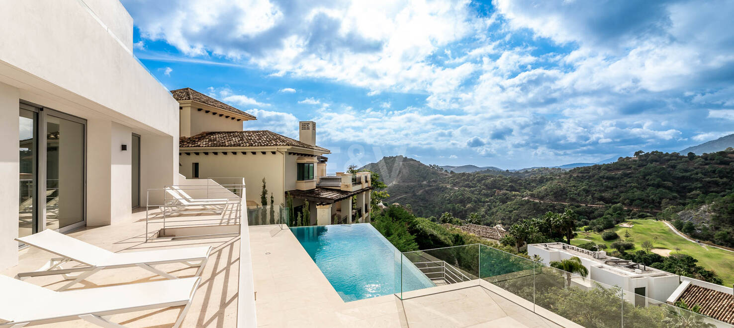 Superbe nouvelle villa contemporaine à Los Arqueros avec vue sur la mer et le golf