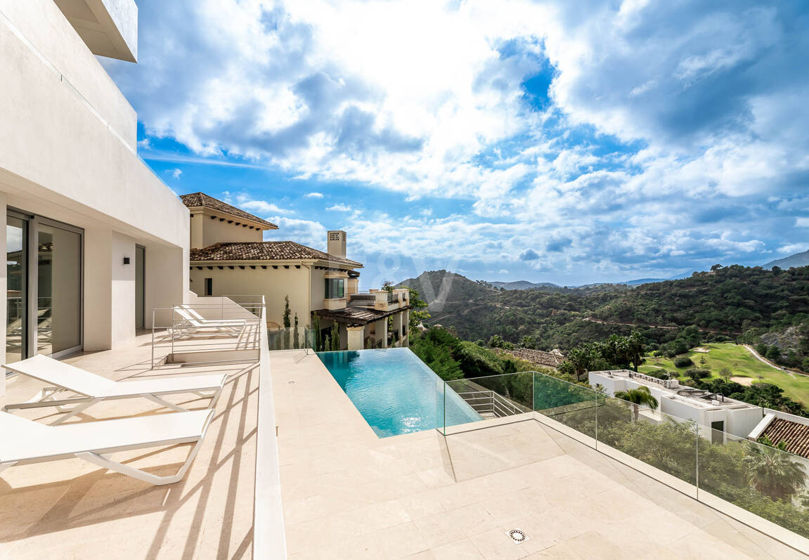 Fantastisk ny modern villa i Los Arqueros med havs- och golfutsikt