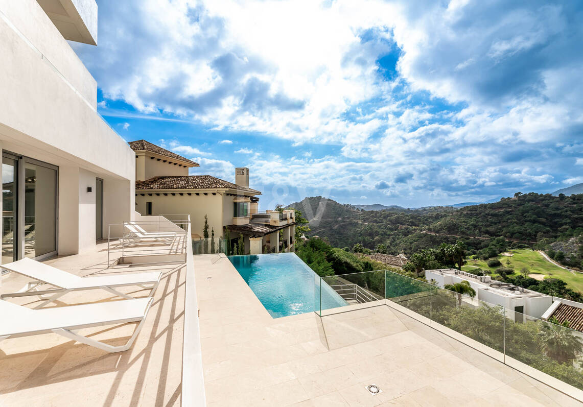 Impresionante nueva villa contemporánea en Los Arqueros con vistas al mar y al golf