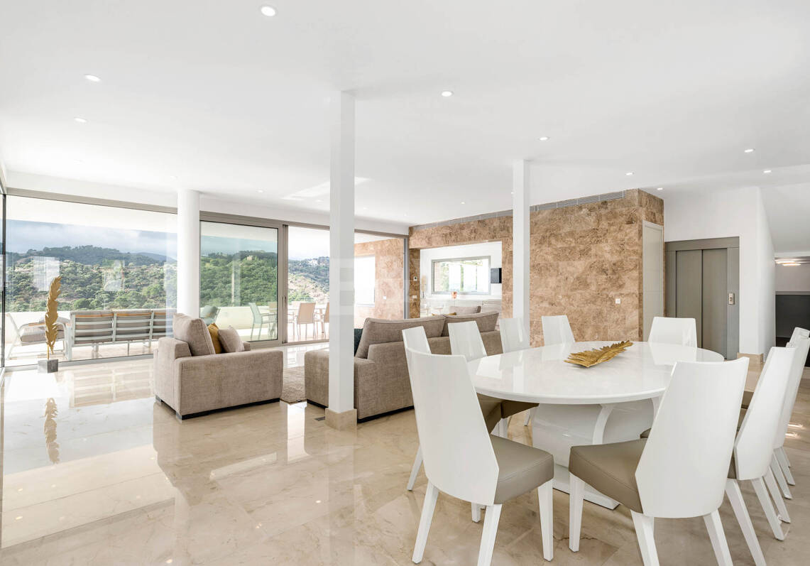 Impresionante nueva villa contemporánea en Los Arqueros con vistas al mar y al golf