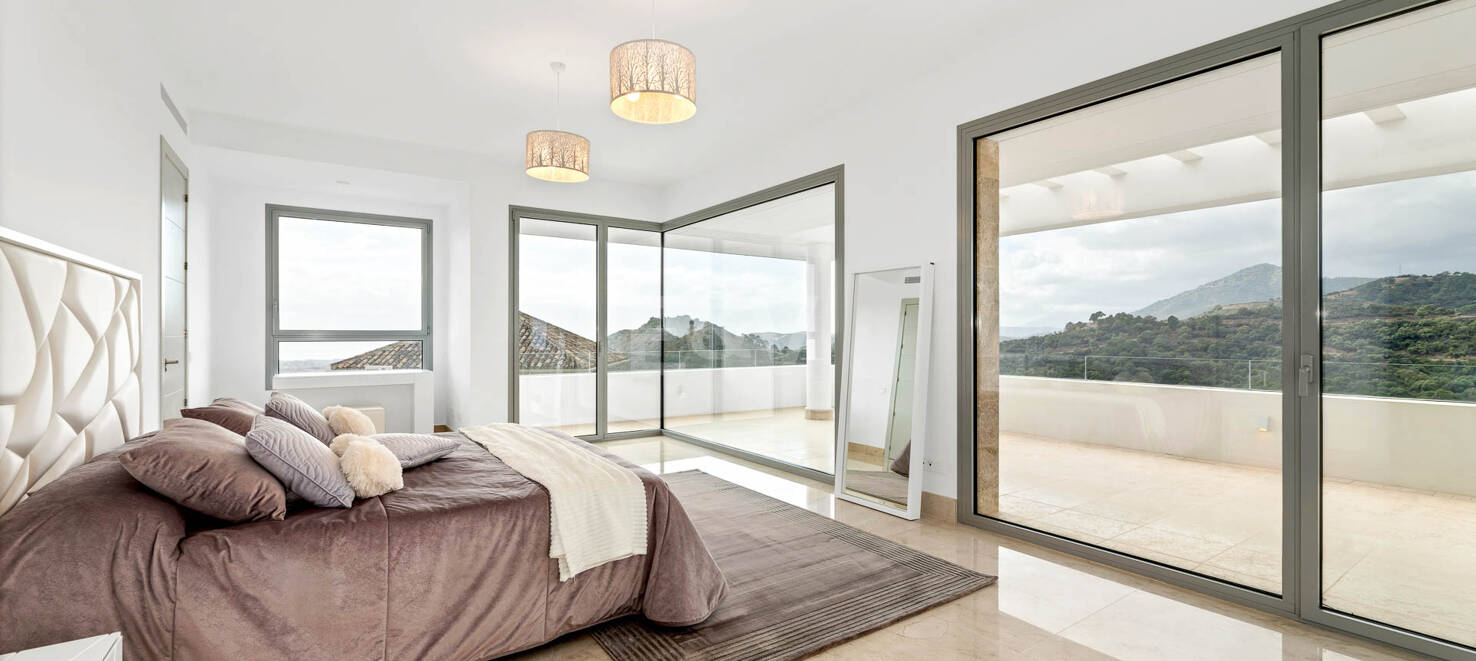 Superbe nouvelle villa contemporaine à Los Arqueros avec vue sur la mer et le golf