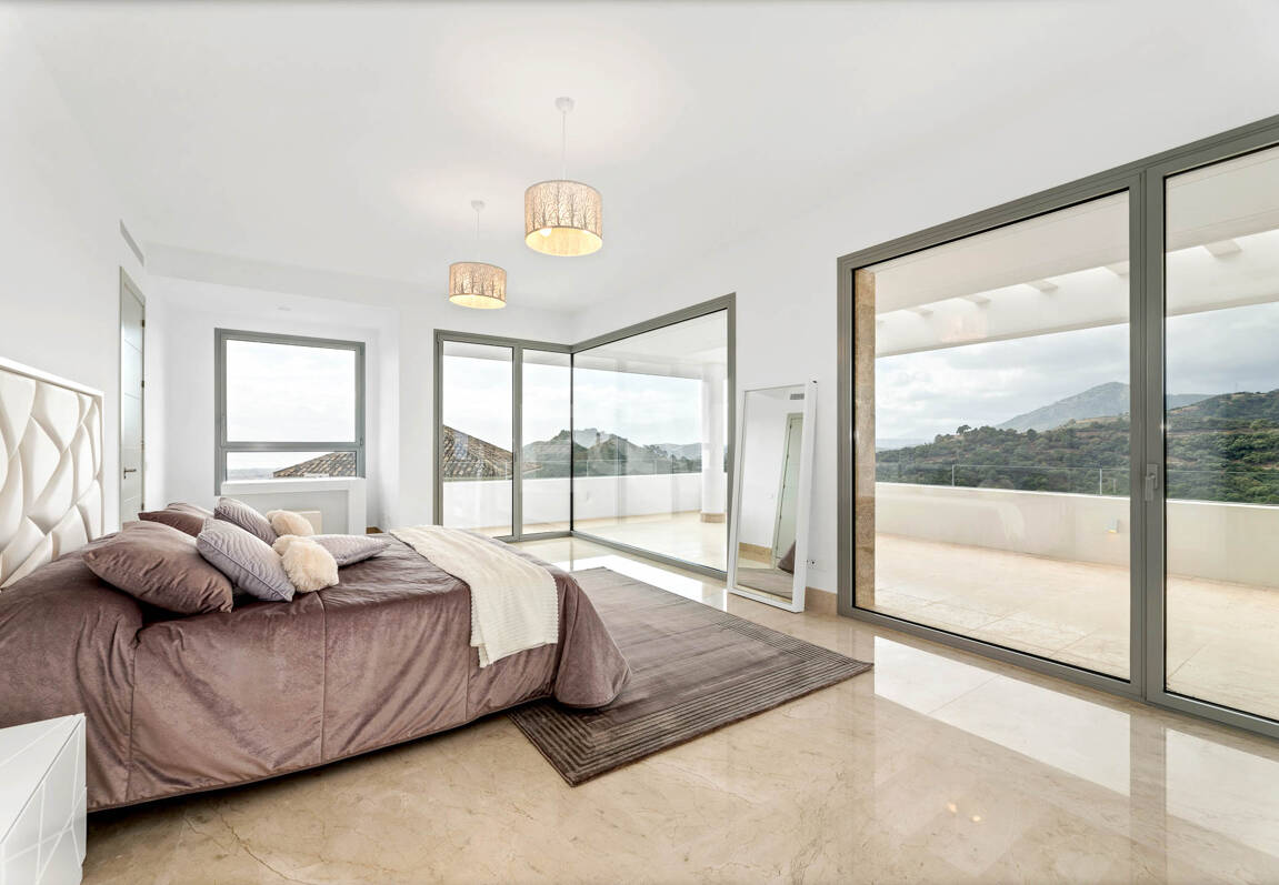 Fantastisk ny modern villa i Los Arqueros med havs- och golfutsikt