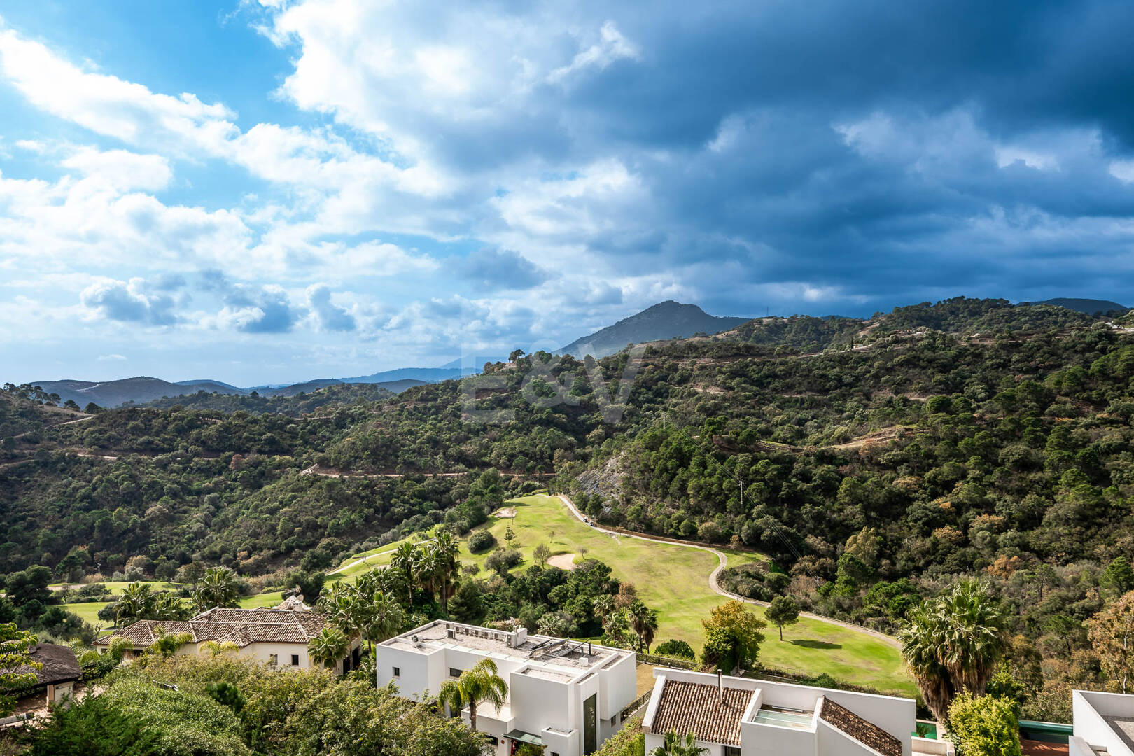Fantastisk ny modern villa i Los Arqueros med havs- och golfutsikt