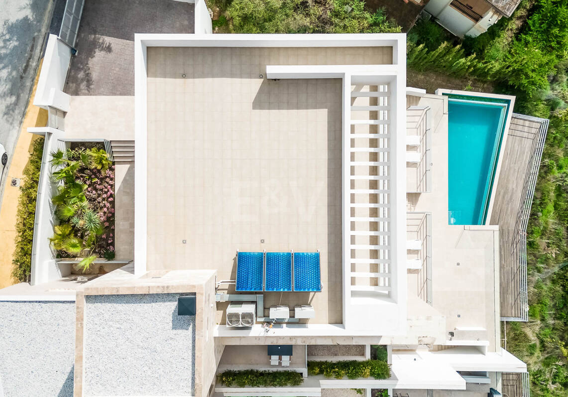 Impresionante nueva villa contemporánea en Los Arqueros con vistas al mar y al golf