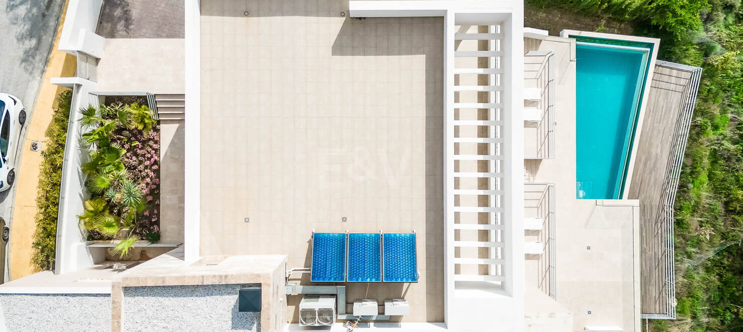 Superbe nouvelle villa contemporaine à Los Arqueros avec vue sur la mer et le golf