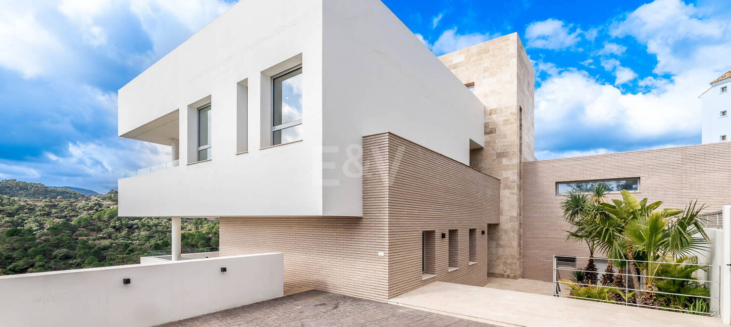 Superbe nouvelle villa contemporaine à Los Arqueros avec vue sur la mer et le golf