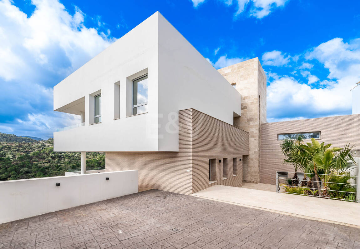 Fantastisk ny modern villa i Los Arqueros med havs- och golfutsikt