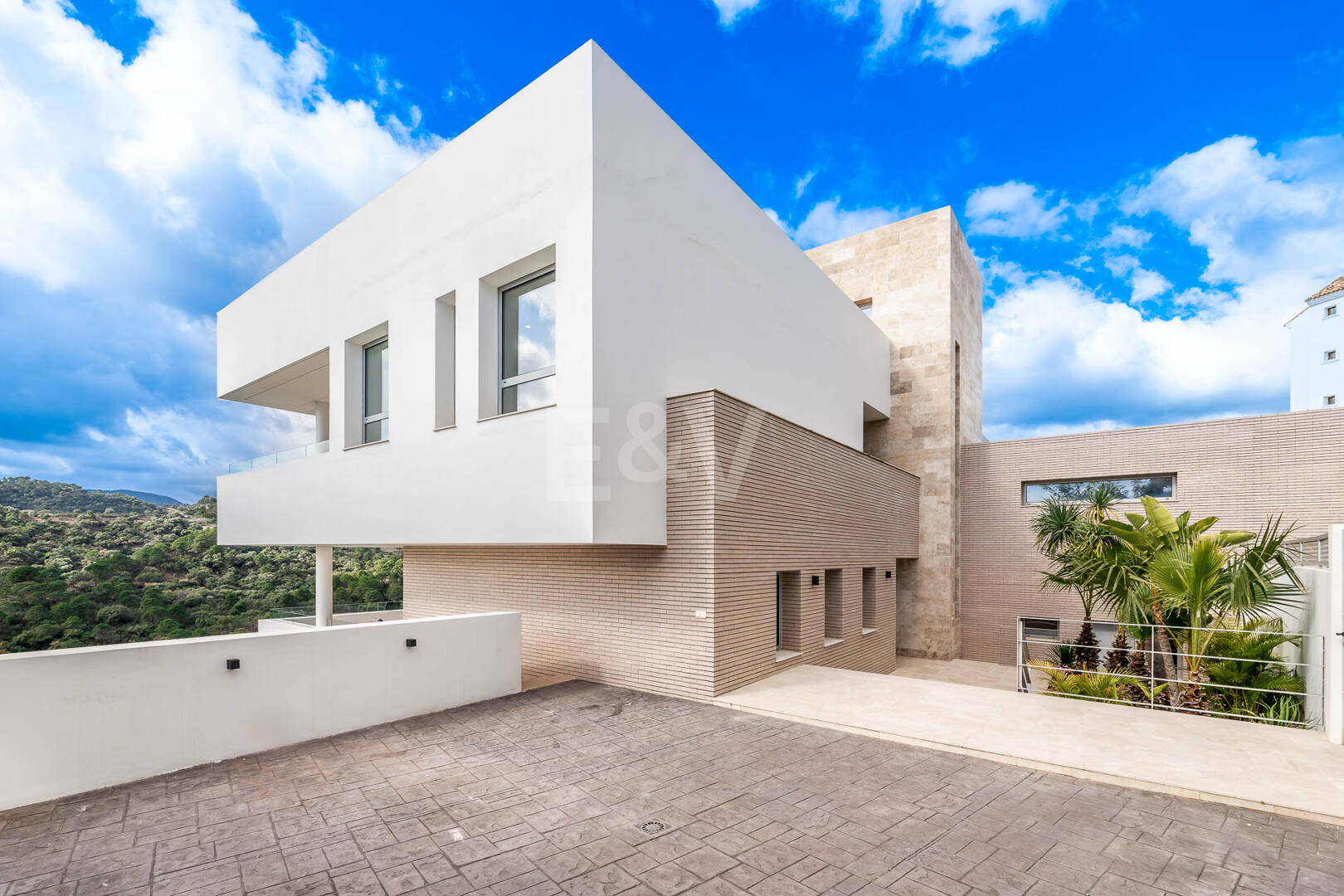 Fantastisk ny modern villa i Los Arqueros med havs- och golfutsikt