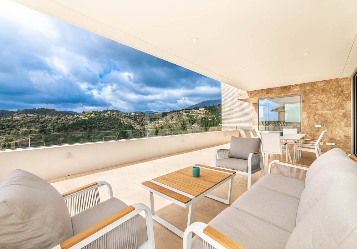 Impresionante nueva villa contemporánea en Los Arqueros con vistas al mar y al golf