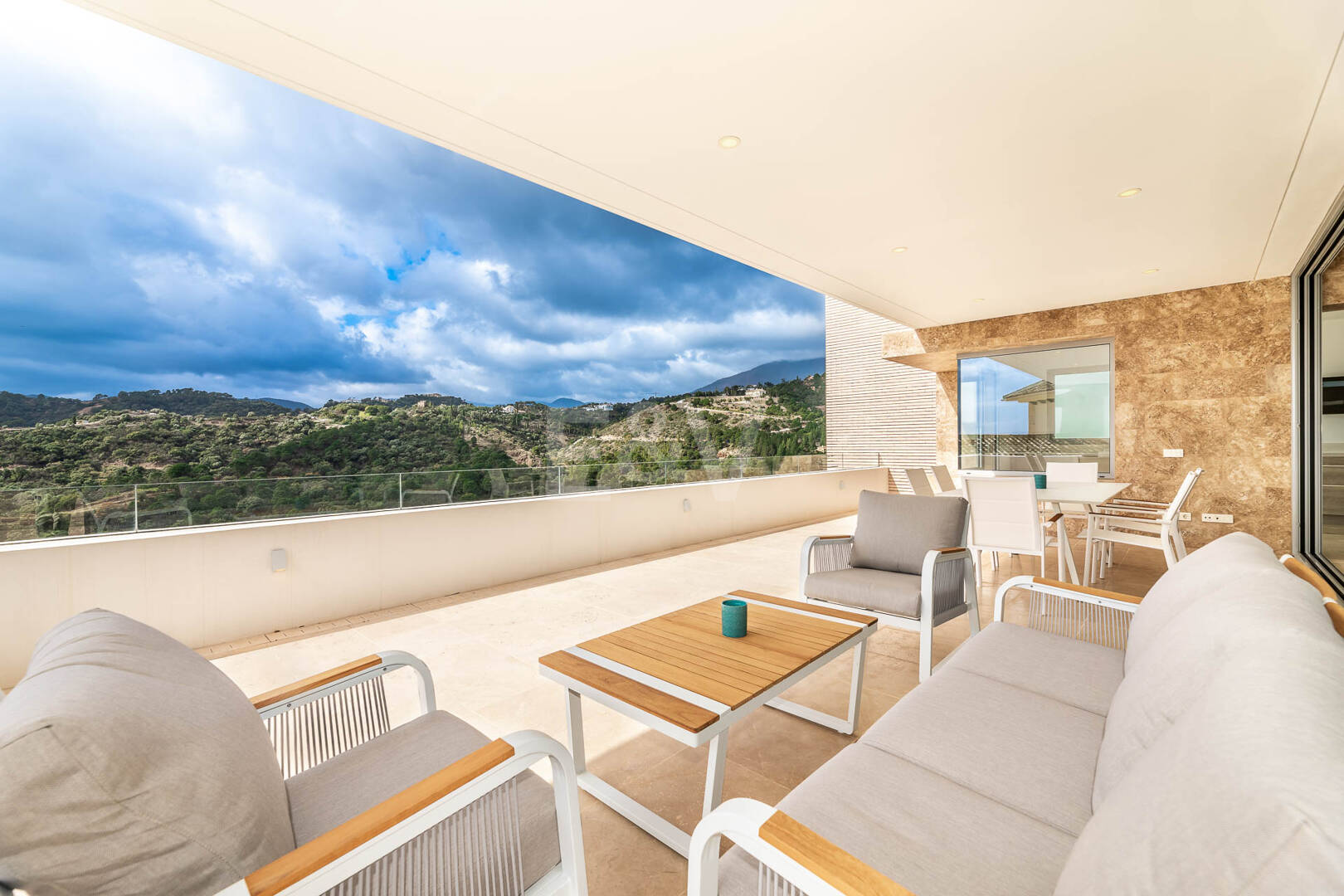 Fantastisk ny modern villa i Los Arqueros med havs- och golfutsikt