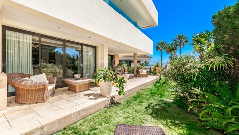 Stylish Beachside Apartment in Los Monteros in a Secure Gated Community, Marbella East