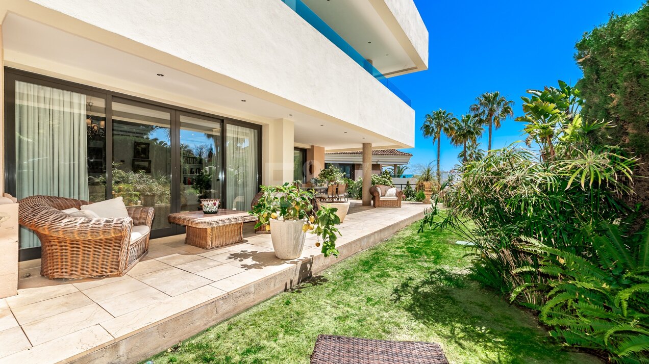 Stylish Beachside Apartment à Los Monteros dans une communauté sécurisée, Marbella Est