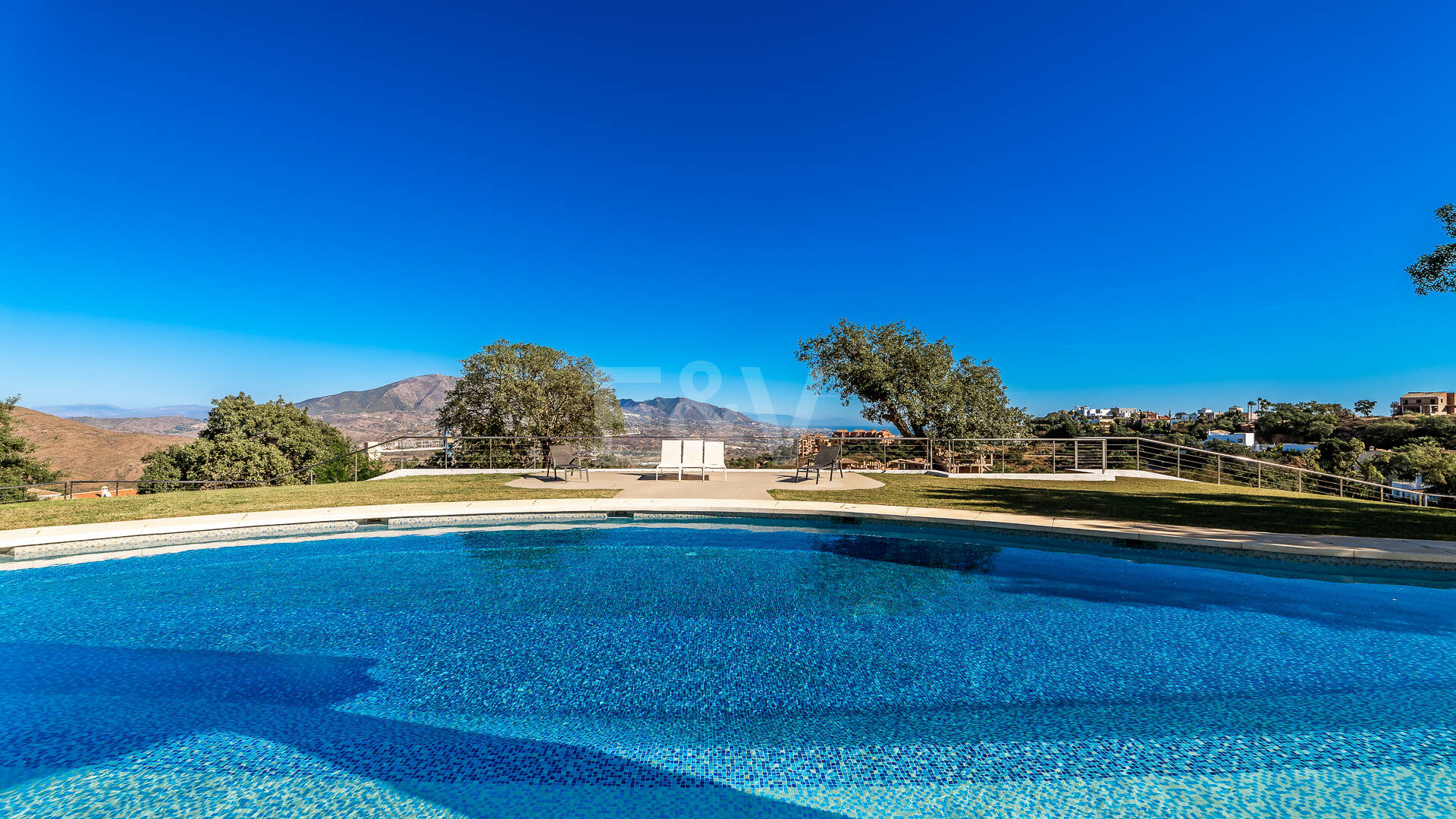 Exclusive villa with hotel license and panoramic views in La Mairena