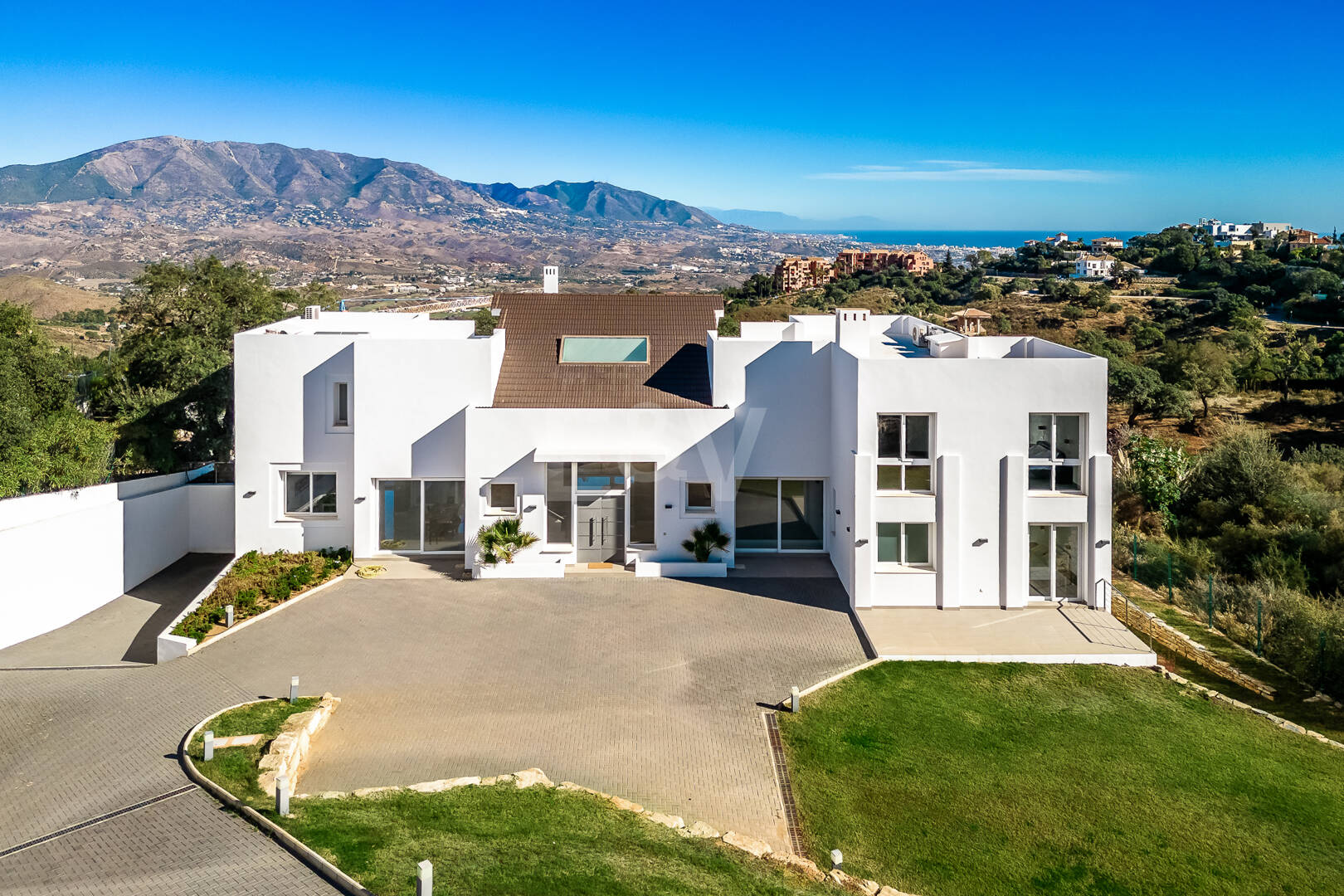 Exclusive villa with hotel license and panoramic views in La Mairena