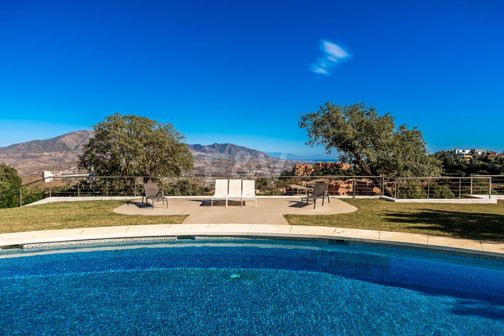 Exclusive villa with hotel license and panoramic views in La Mairena