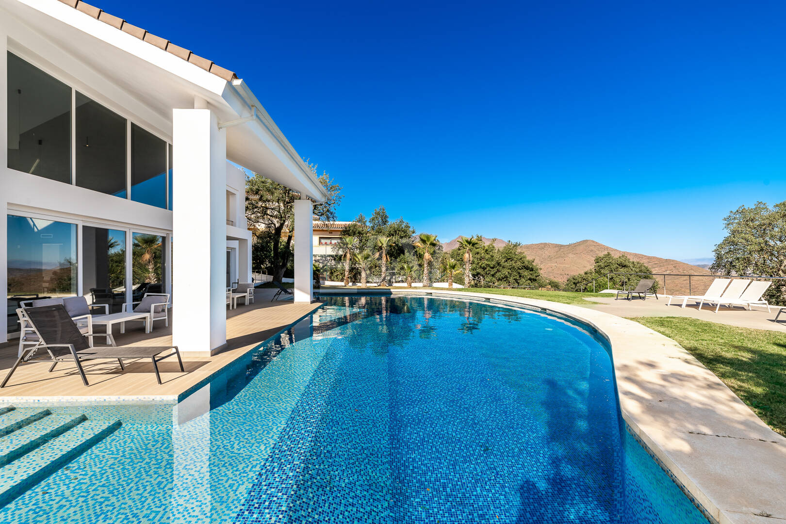 Exclusive villa with hotel license and panoramic views in La Mairena