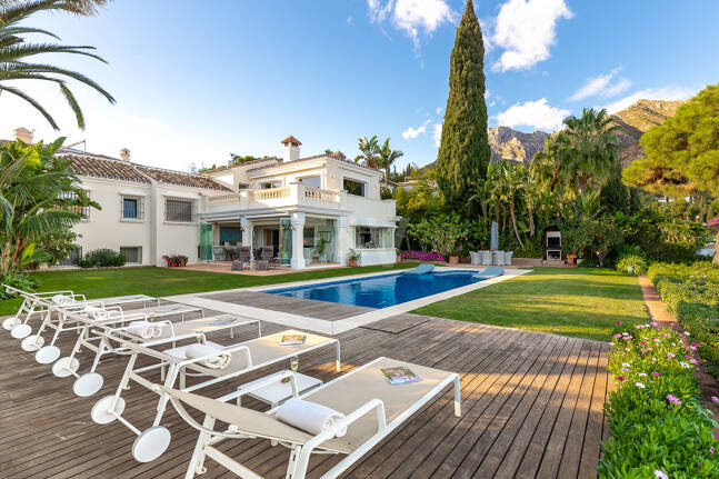 Villa with sea views in Cascada de Camoján. Prices from €6,000per week